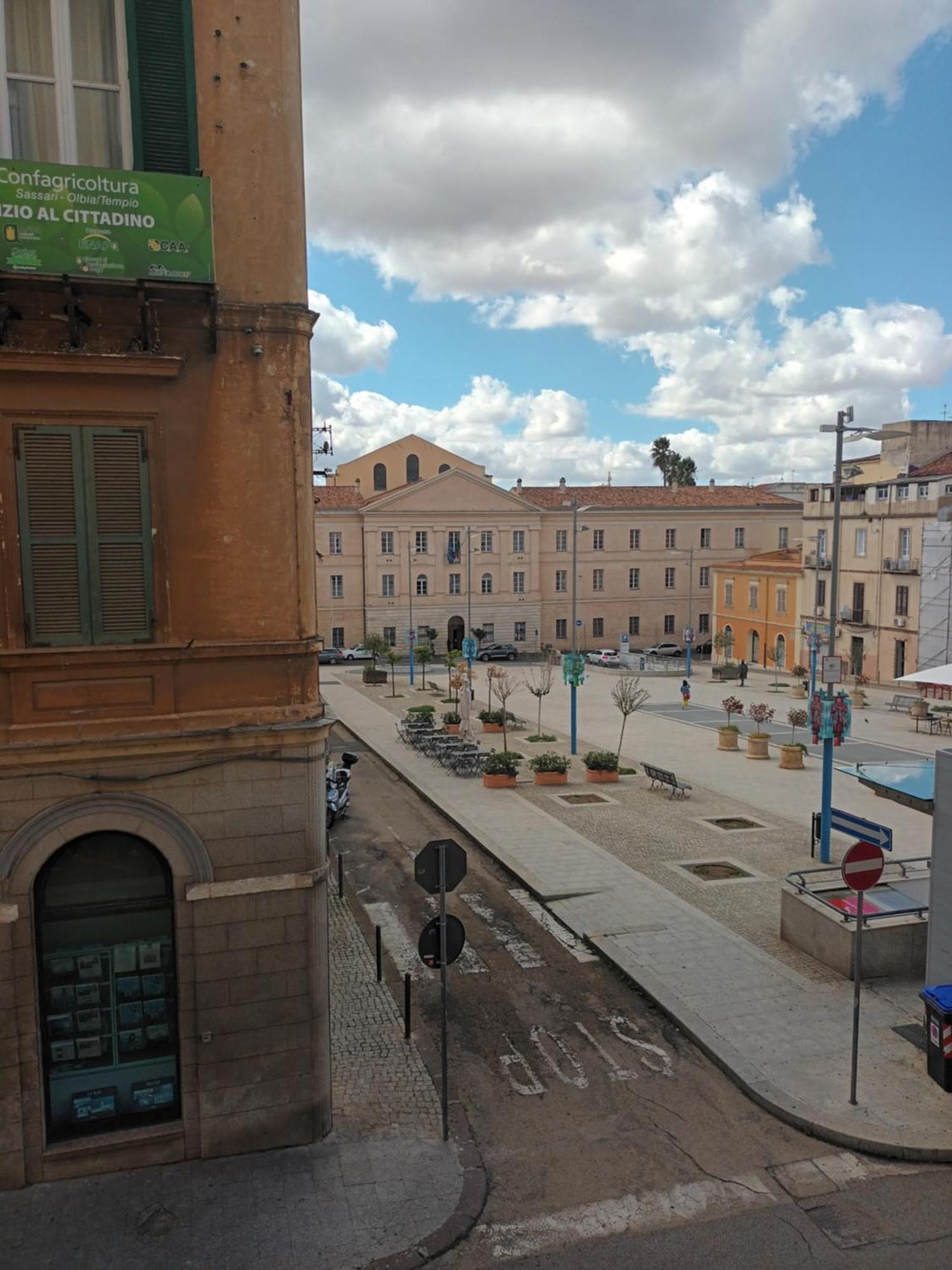 B&B Le Finestre Su Via Cavour Sassari Kültér fotó